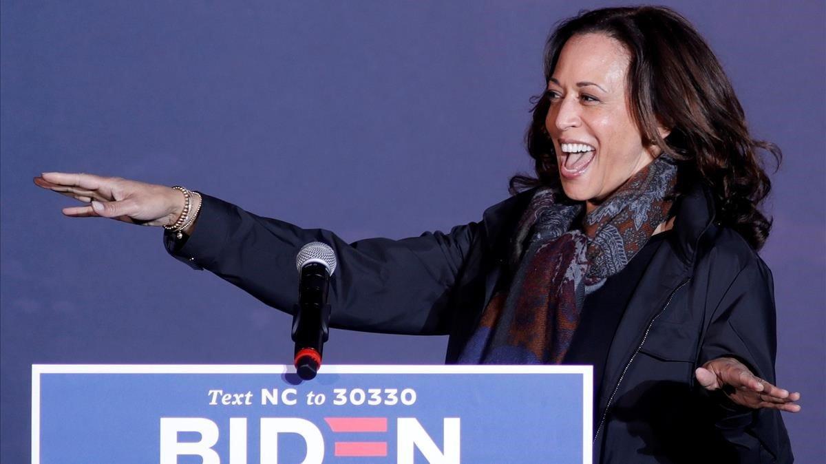 Kamala Harris saluda a los asistentes de un mitin en Carolina del Norte.