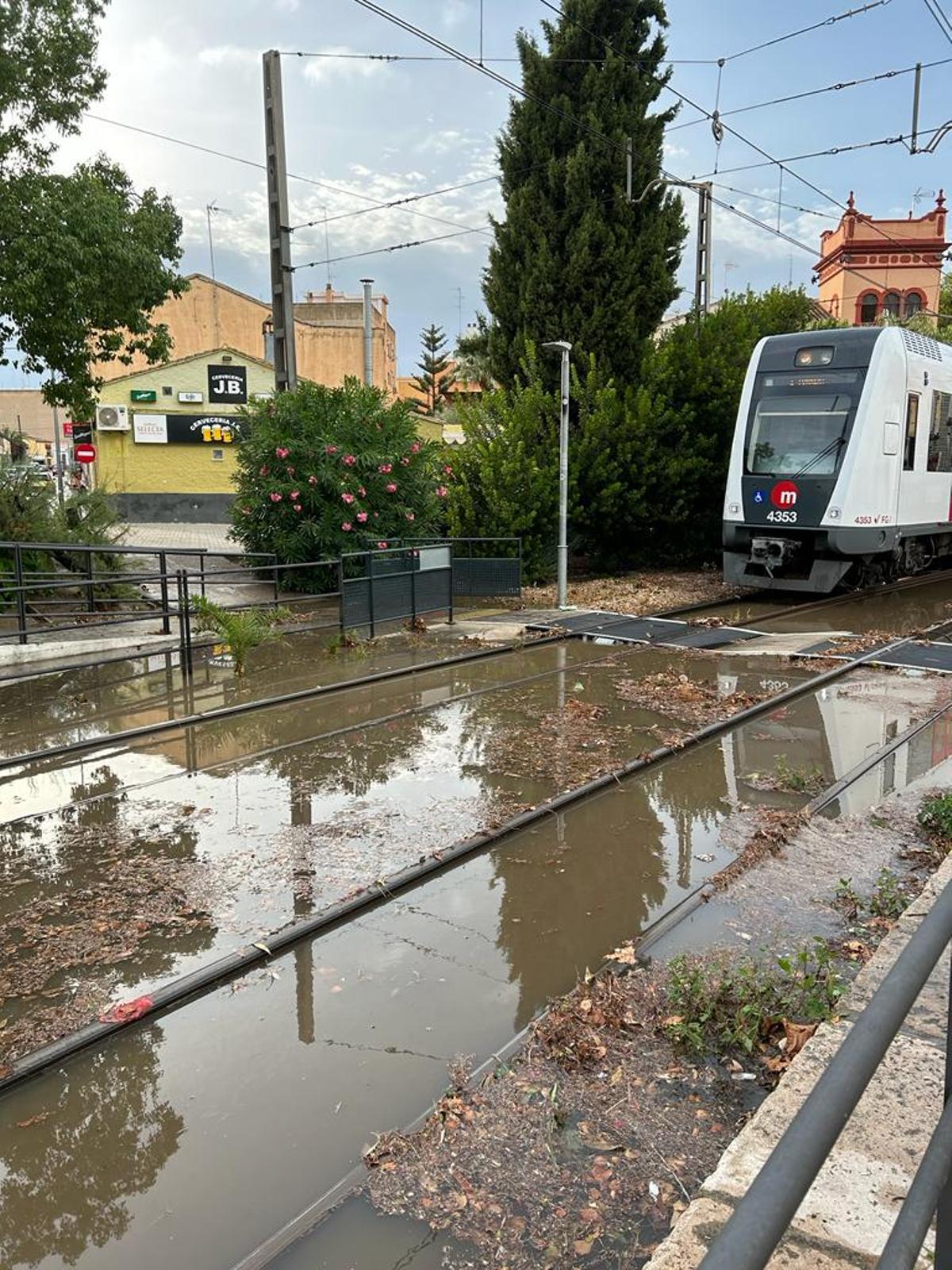 La lluvia ha aafectado la plataforma del metro en Godella