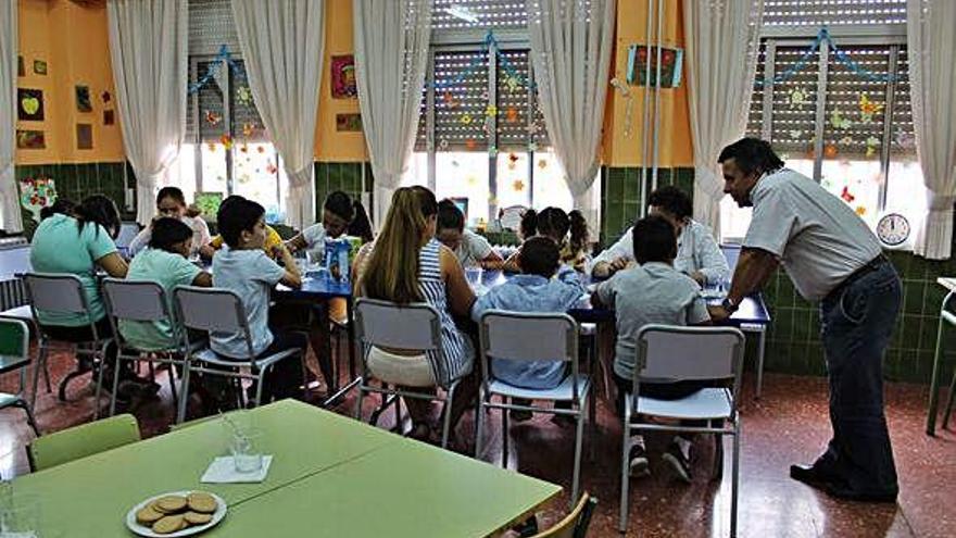 Niños comiendo junto al concejal de Educación durante el Programa de Convivencia de la tercera edición.