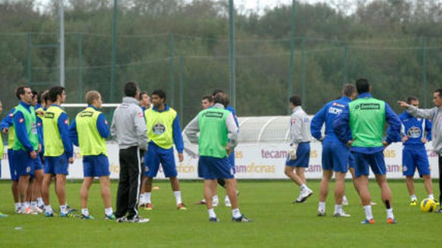 Oltra habla a los jugadores en un entrenamiento previo al derbi del domingo. / Carlos Pardellas