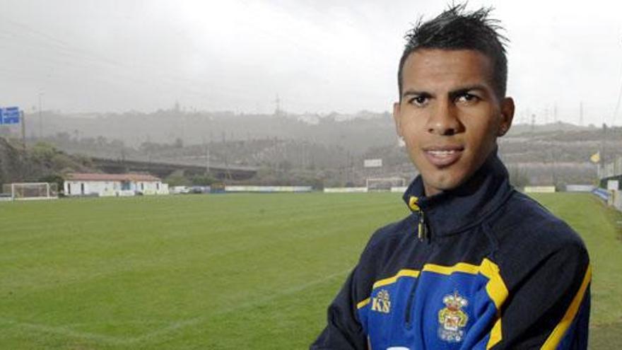 Jonathan Viera, jugador de la Unión Deportiva, posa en una esquina del campo de Barranco Seco.