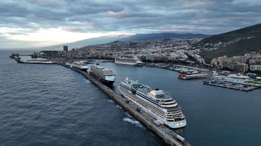 Cruceros en el Puerto de Santa Cruz de Tenerife.