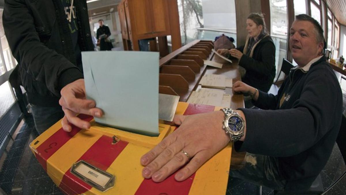 Un suizo vota en un colegio electoral en Carouge, cerca de Ginebra, el domingo.