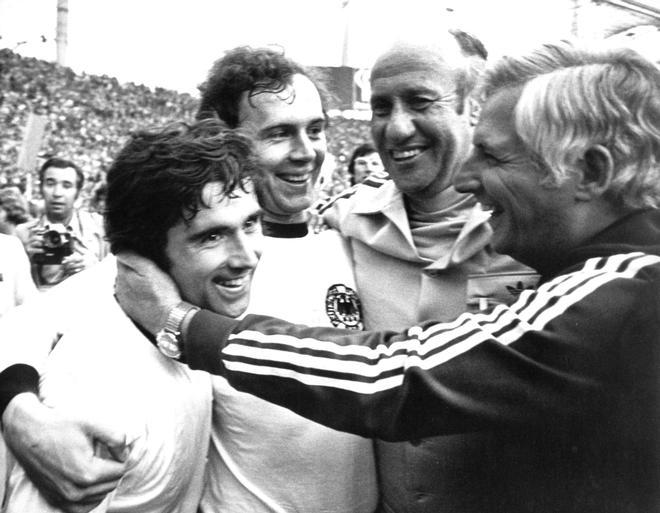 Helmut Schoen (2d), junto a su ayudante, Jupp Derwall (d), el delantero Gerd Mueller (i) y el capitán del equipo, Franz Beckenbauer, celebrando su triunfo en el Mundial de 1974 en el estadio Olímpico de Munich, Alemania.