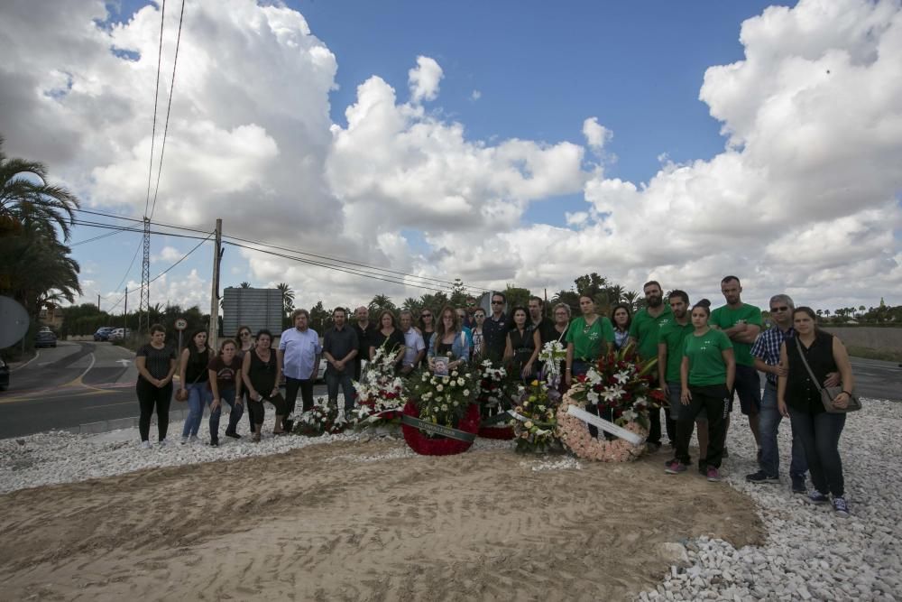 Una treintena de familiares y amigos homenajean al joven que sufrió un accidente mortal en la rotonda de la carretera de Santa Pola y piden más seguridad