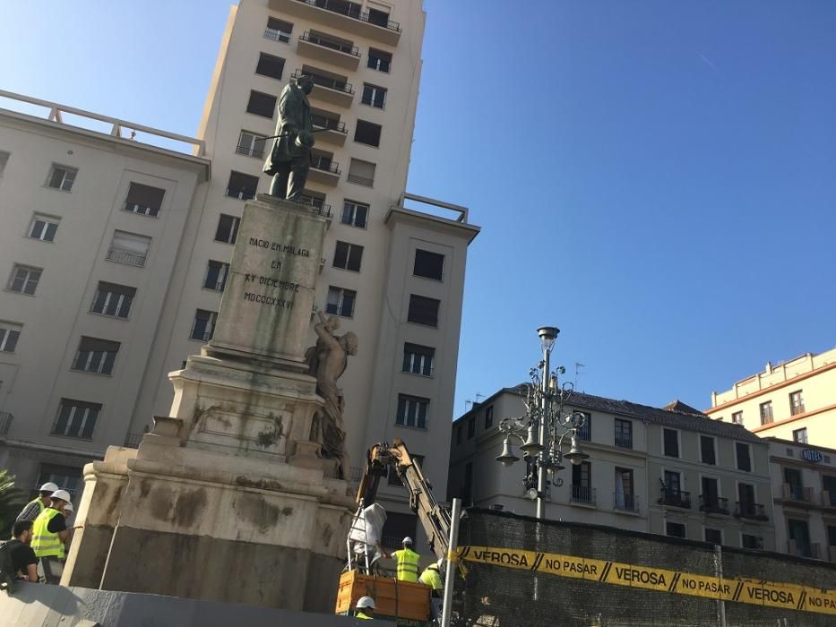 Desmontaje de la escultura 'Alegoría del Trabajo' del monumento de Larios.