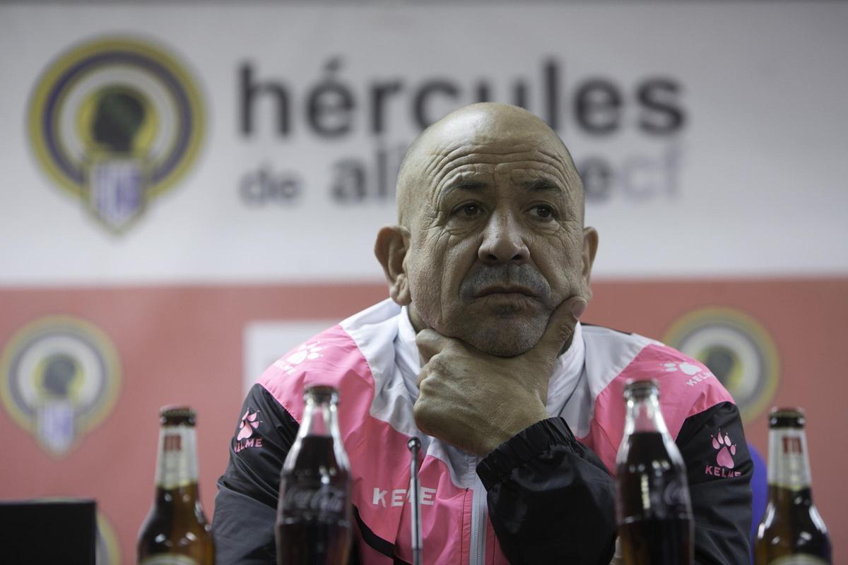 Claudio Barragán atiende a una pregunta en la sala de prensa del Rico Pérez.