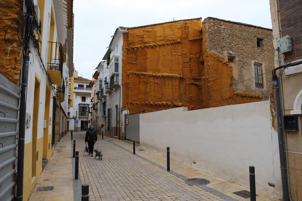 Calle Rubira, con los solares a subasta en ambos lados.