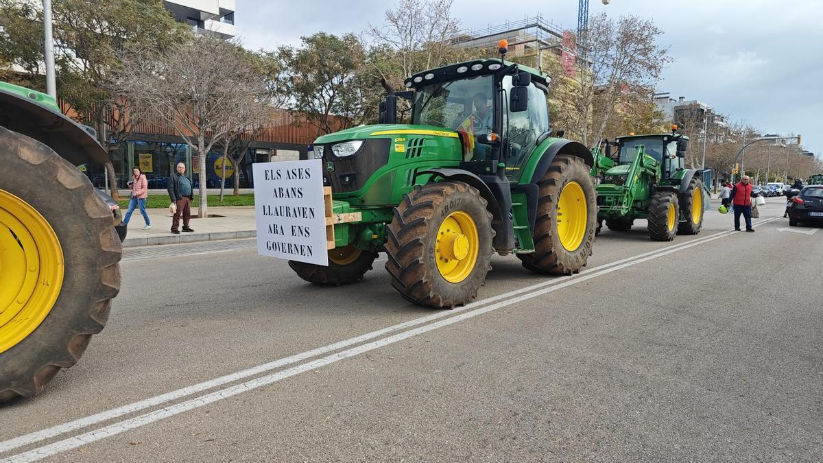 Un tractor en la manifestación de agricultores esta mañana.