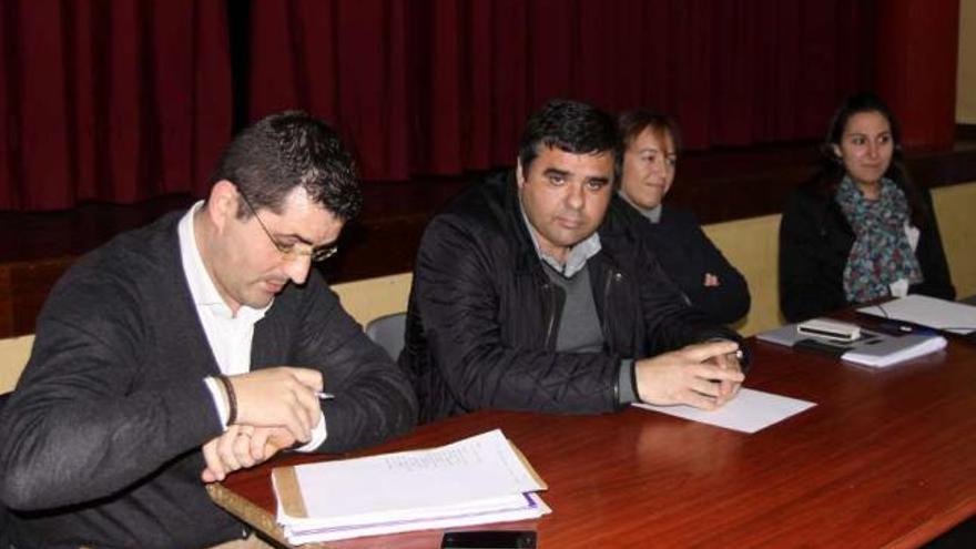 Beatriz Castro (segunda por la derecha) preside la gestora de la asociación de hosteleros. // Muñiz