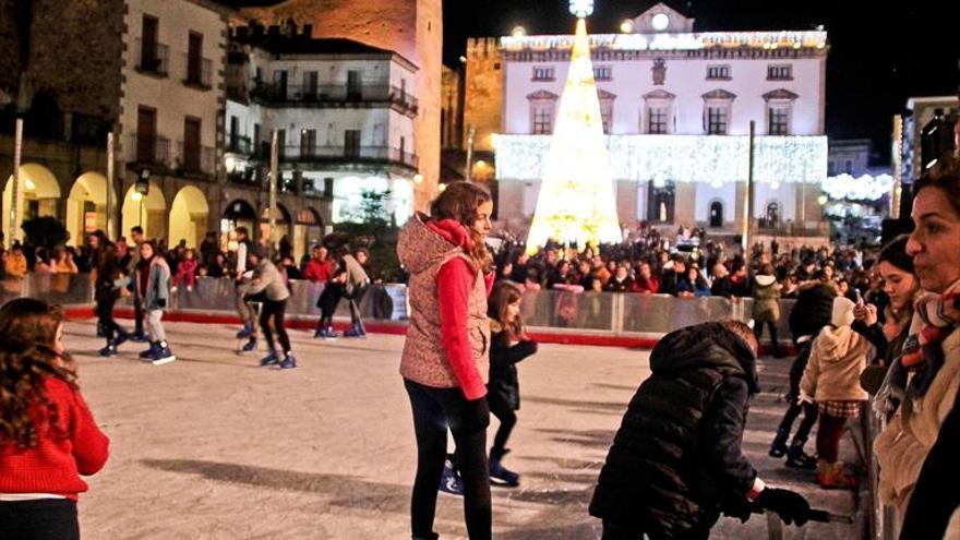 Patinaje 'monumental' sobre hielo en Cáceres - El Periódico Extremadura