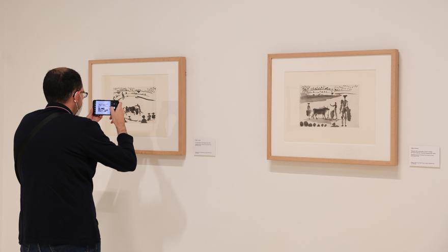 Un hombre fotografía con su teléfono móvil un dibujo de Picasso en la exposición ‘Goya/Picasso. Tauromaquia’, en la Real Academia de Bellas Artes de San Fernando.