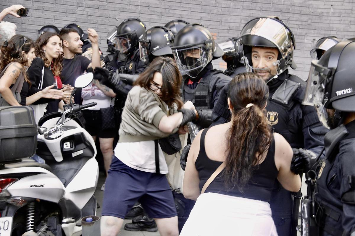Protesta en La Mina contra el desahucio de tres familias