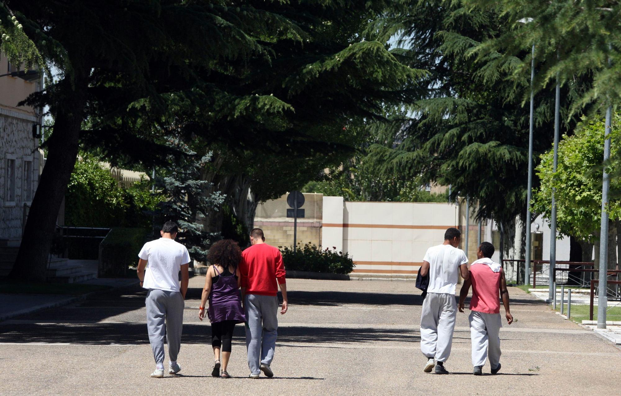Jóvenes paseando por el centro de menores Zambrana de Valladolid.