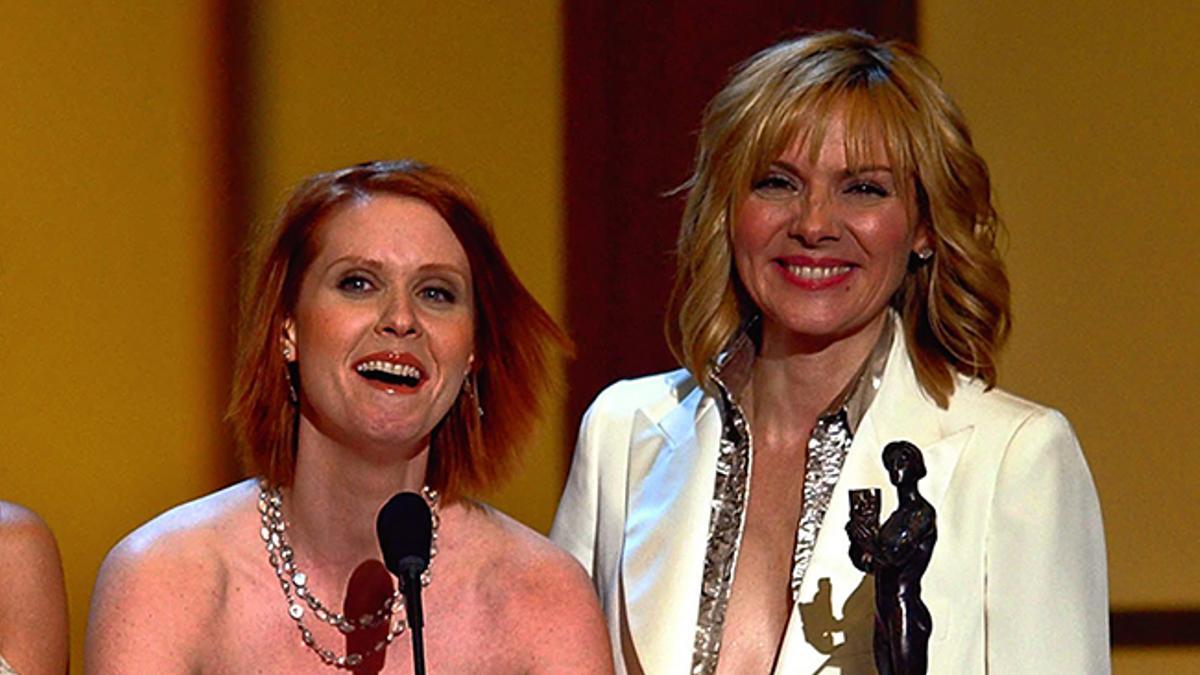 Cynthia Nixon y Kim Cattrall recogiendo un premio