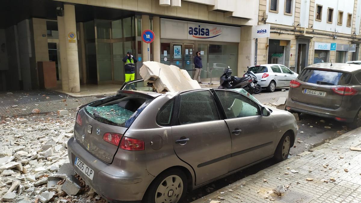 El fuerte viento derriba una cornisa en la calle Jorge Dezcállar de Palma