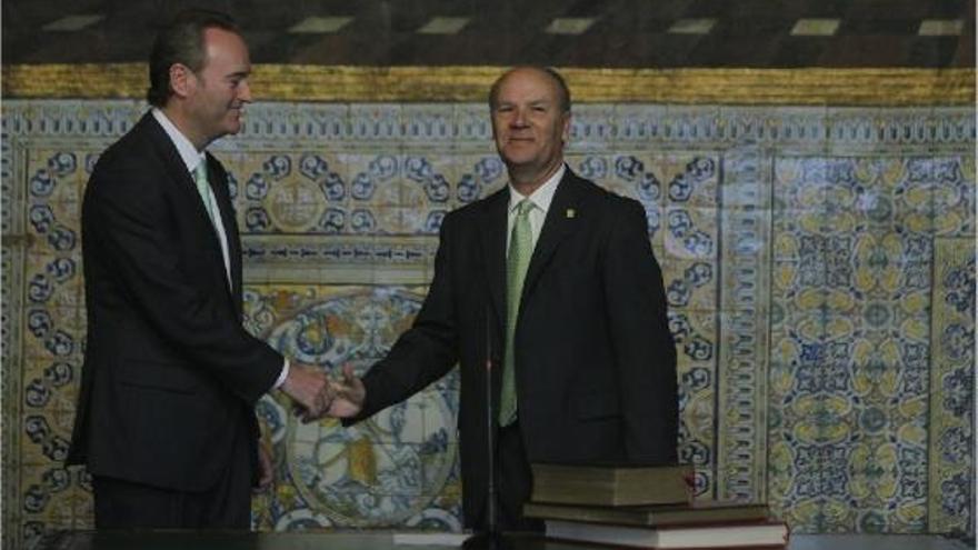 Alberto Fabra felicita a Ramon Ferrer, ayer, tras la toma de posesión de este como presidente de la Acadèmia.