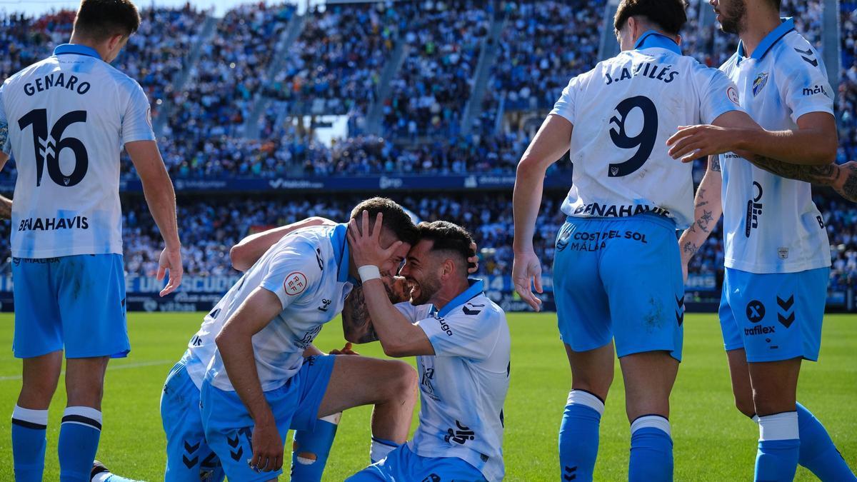 Jugadores del Málaga CF celebrando el segundo gol ante el Recreativo de Huelva.