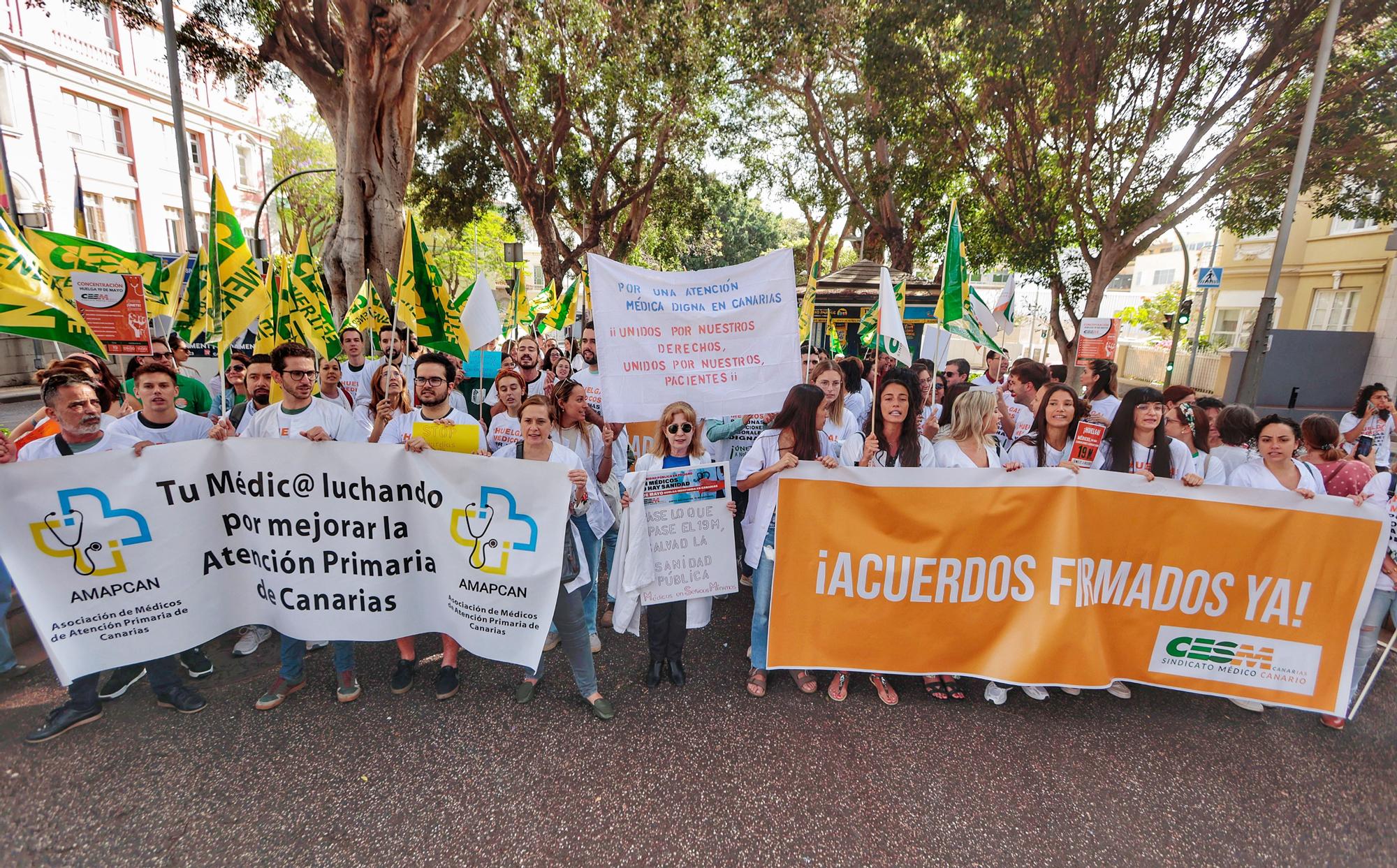 Primera jornada de huelga de médicos en Canarias. Manifestación en el exterior de la sede de la Consejería de Sanidad.