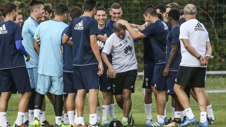 Los jugadores le hacen pasillo a Anquela por su cumpleaños.