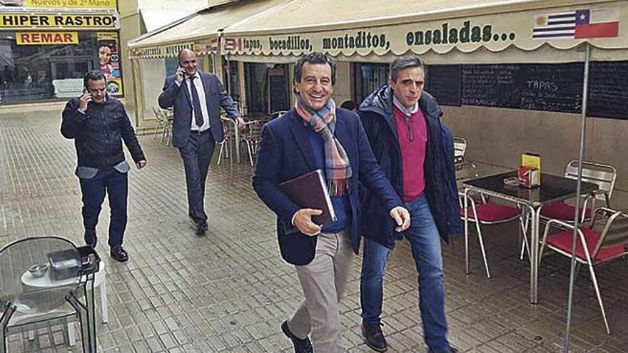 Biel Company junto a MarÃ­ BossÃ³, seguido de Toni Fuster y Vicent MarÃ­ ayer en Eivissa.