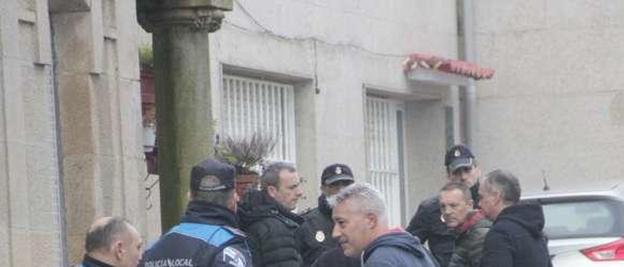 Policías ante la vivienda y oficinas de Manuel Nores en Marín. // S. A.