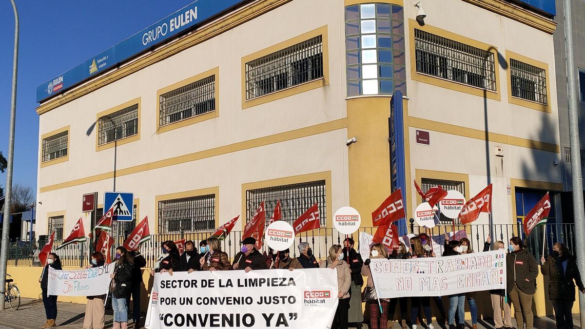 Miembros del Sindicato del Hábitat de CCOO se concentran en protesta de la propuesta económica de la patronal