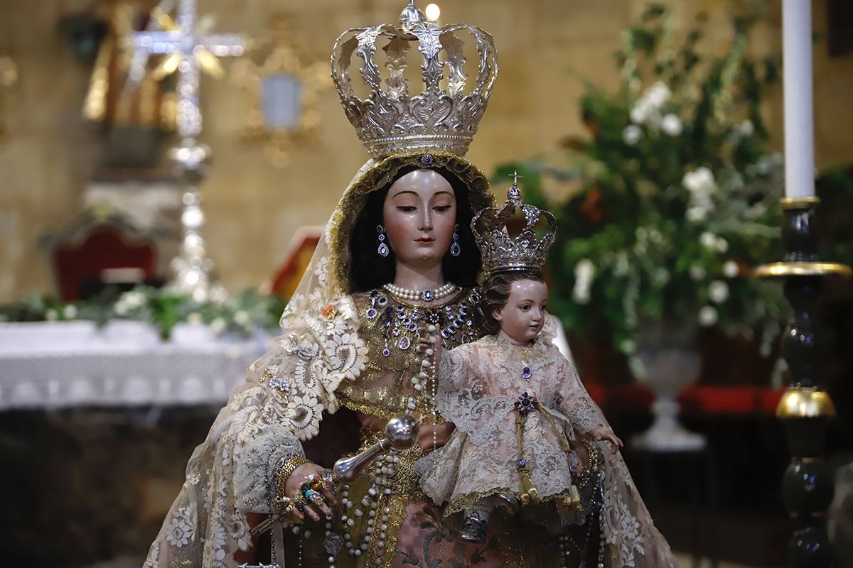 Cientos de cordobeses visitan a la Virgen de los Remedios como cada martes y 13