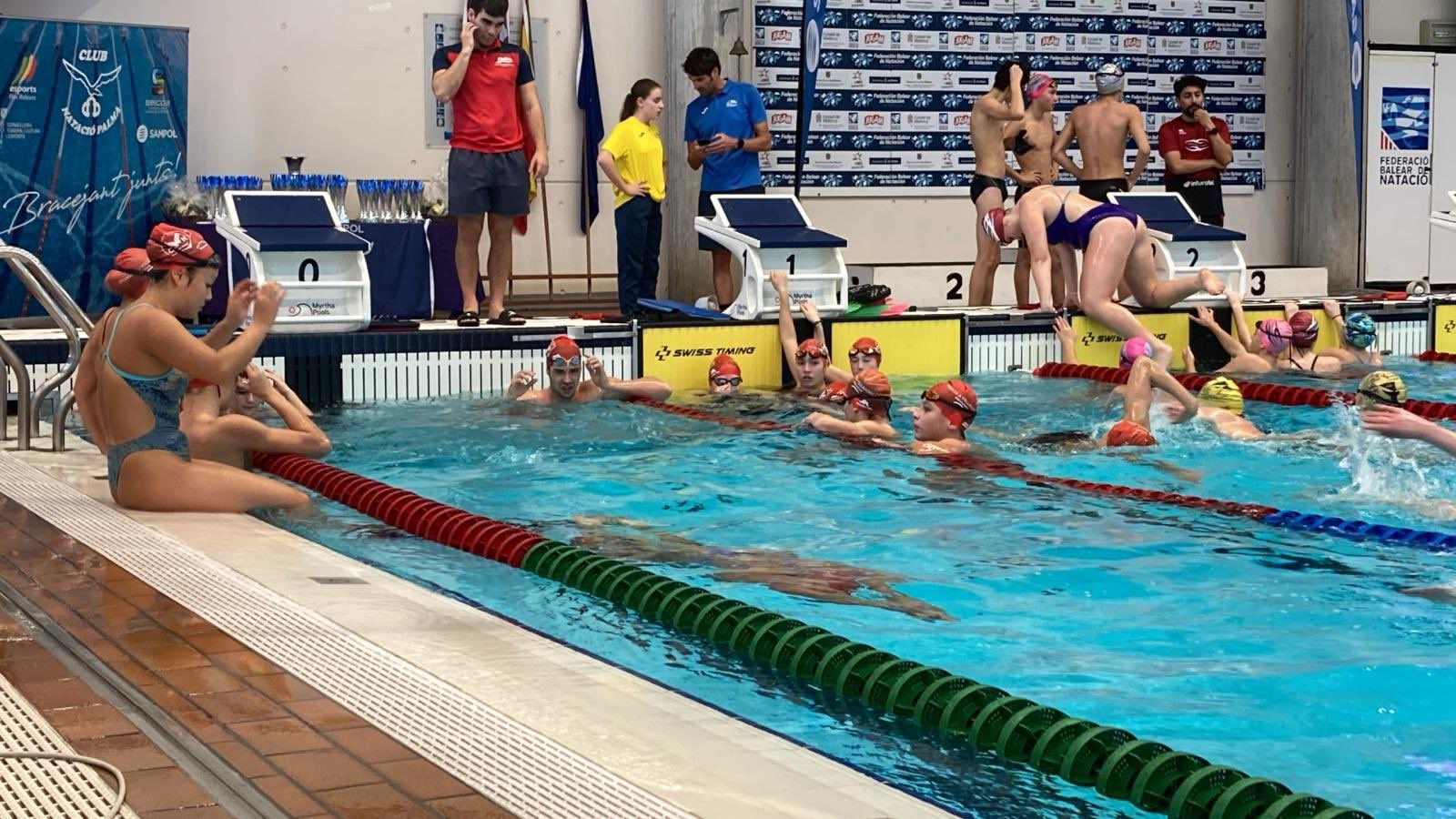 Varios nadadores, calentando en Son Hugo antes de la competición