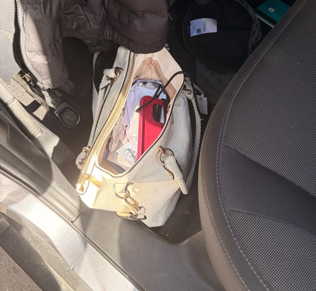 Bossa trobada a l'interior del vehicle dels detinguts, i que no pertanyia als acusats