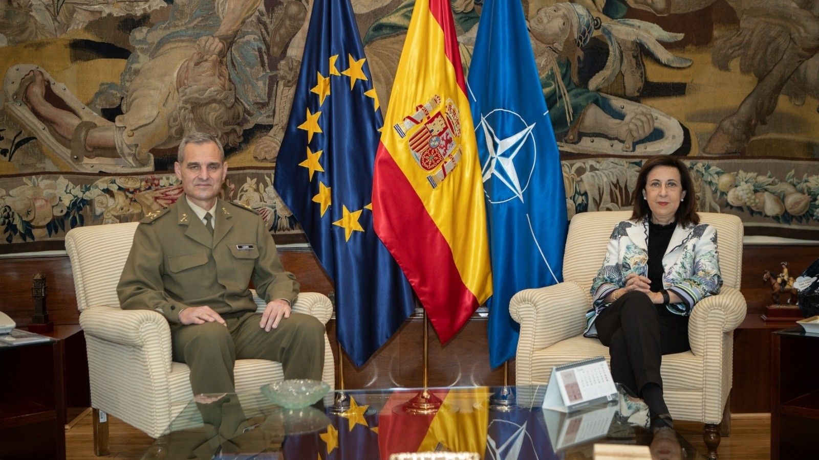 La ministra de Defensa, Margarita Robles, junto al general Aroldo Lázaro Sáenz.