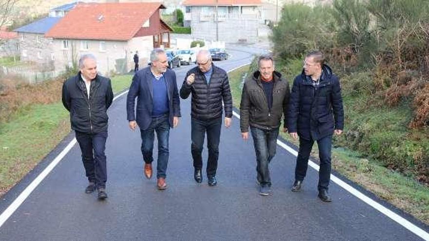 Visita de José Manuel Cores Tourís, ayer, al municipio de A Lama. // FdV