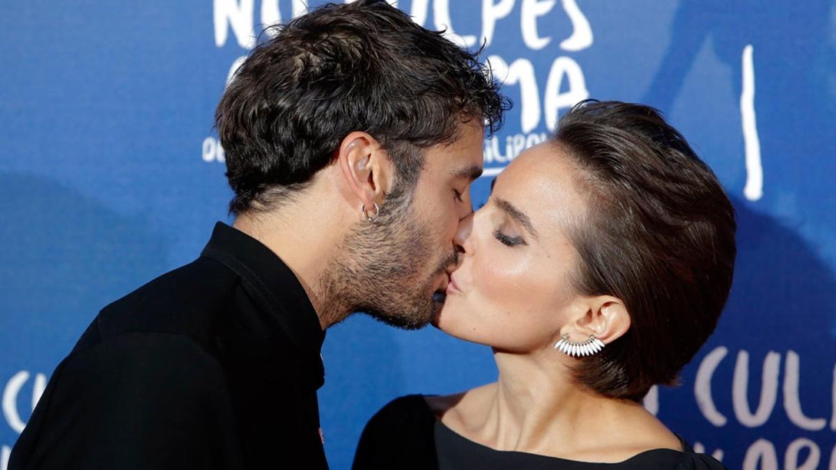 El beso de Alex García y Verónica Echegui
