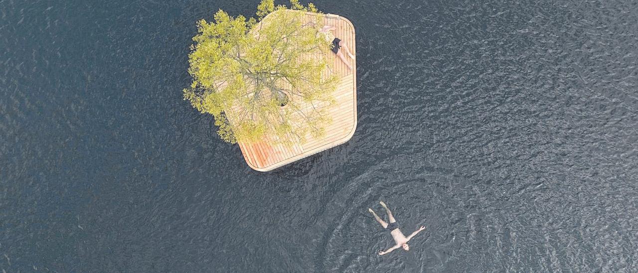 Bañistas disfrutando de una de las islas flotantes.