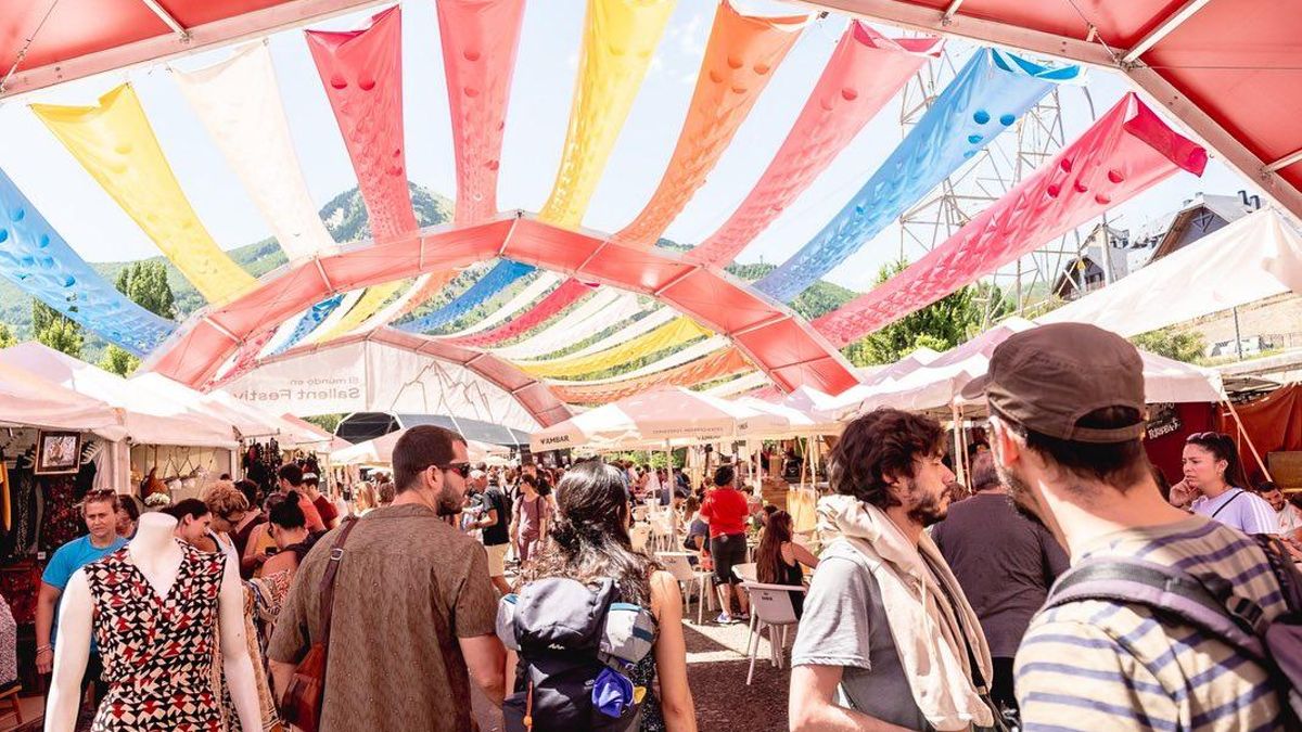 Visitantes en Sallent de Gállego durante la celebración de los mercados del mundo durante el festival Pirineos Sur.