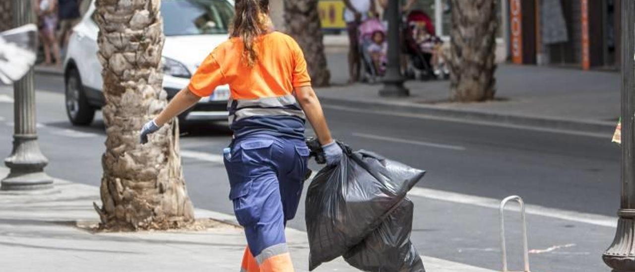 El tripartito empieza a multar a la empresa de limpieza ante lo sucia que está la ciudad