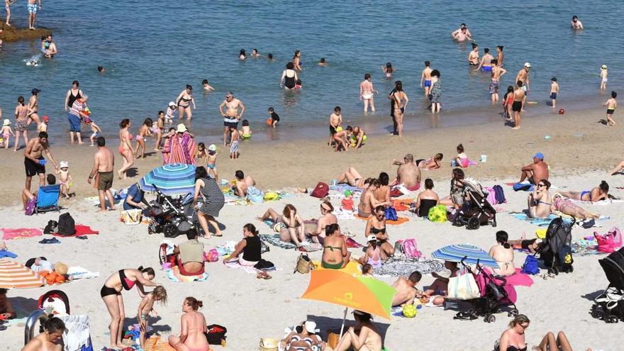 Gente bañándose en la playa. // Victor Echave.