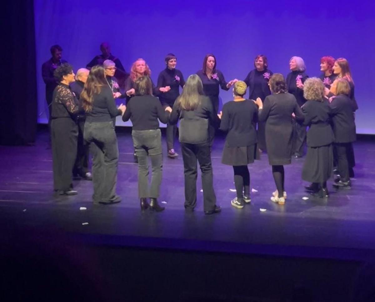 Actuación del grupo de baile de la Asociación Mujeres por Grado.