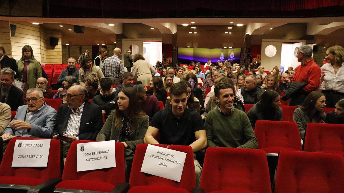 Los asistentes de la gala del atletismo asturiano en la casa de la cultura de Avilés