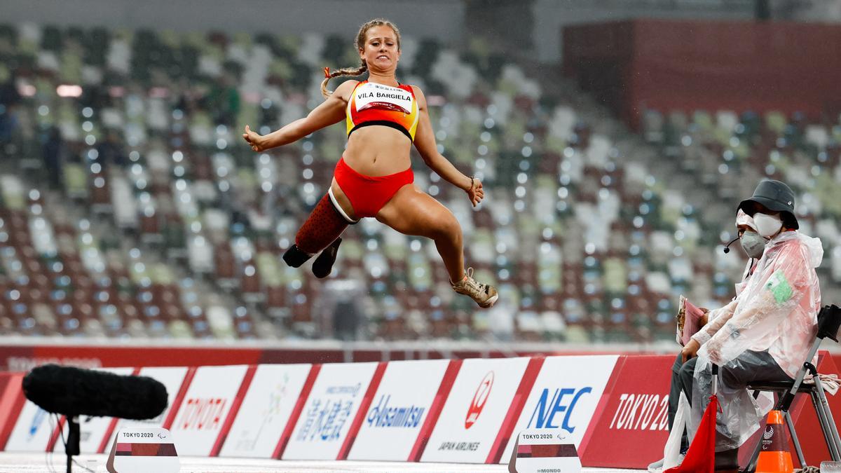 Uno de los saltos de Desirée en el estadio olímpico de Tokio