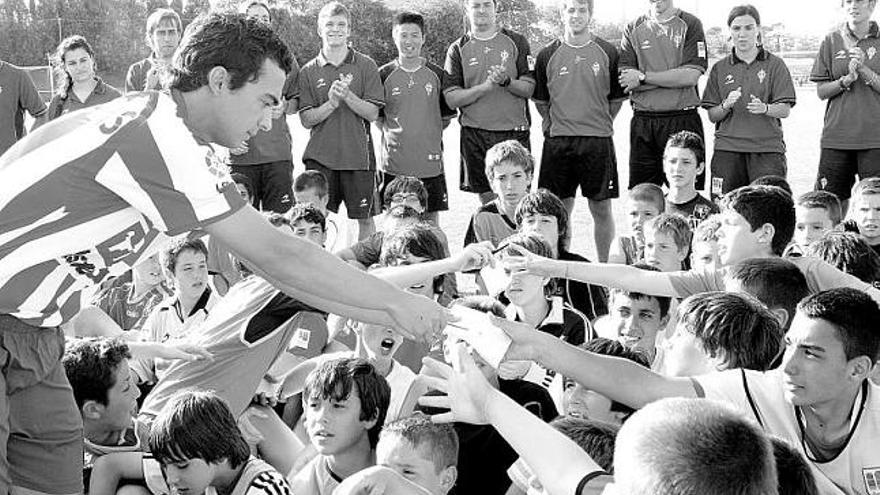 Miguel de las Cuevas firma autógrafos a varios niños del campus de verano de Mareo, poco antes de concluir su presentación oficial.