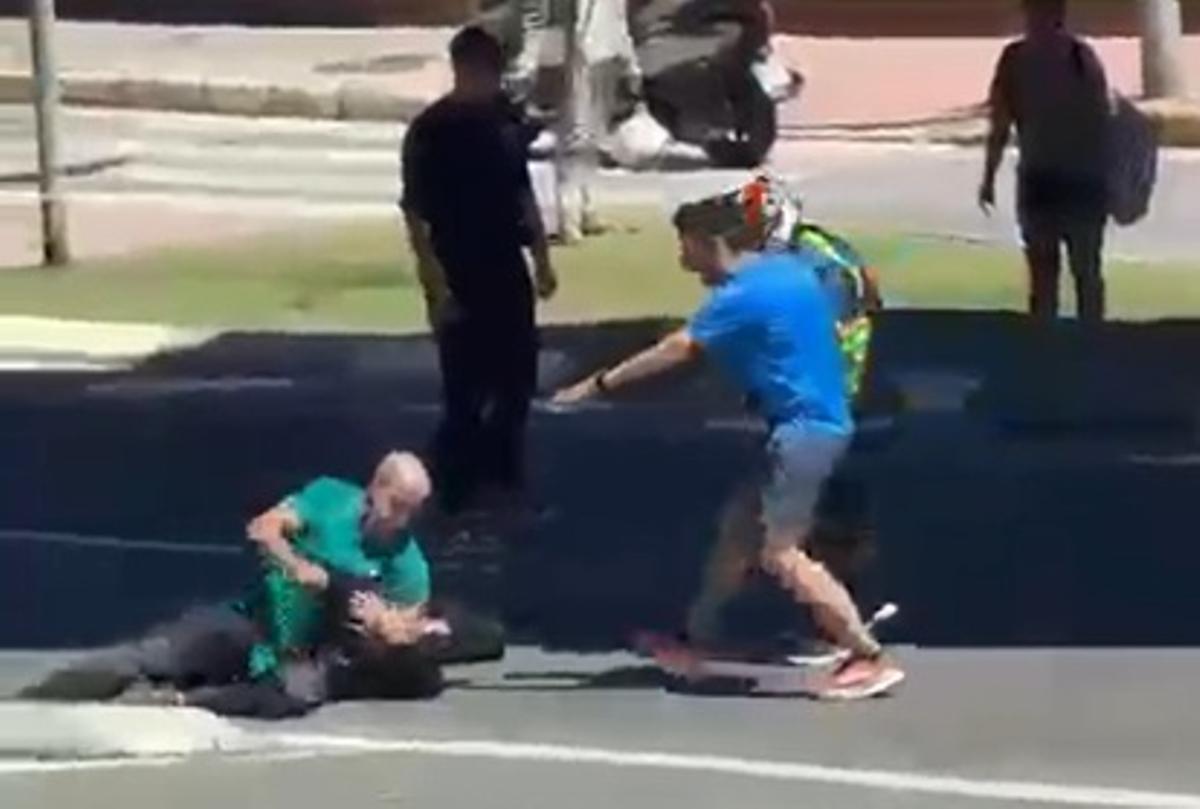 Imagen de un ciudadano con el ladrón retenido en el suelo.