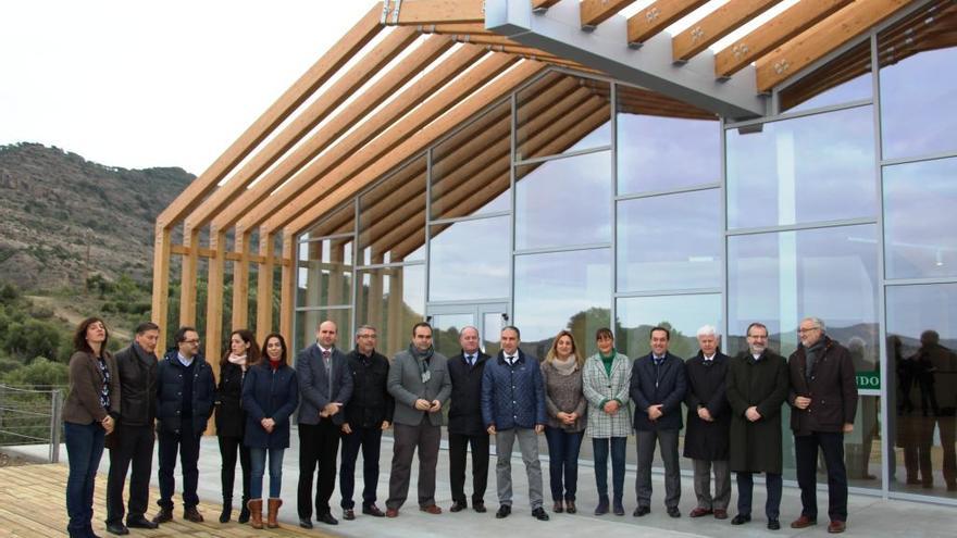 Los representantes políticos, delante del centro de visitantes del Caminito del Rey