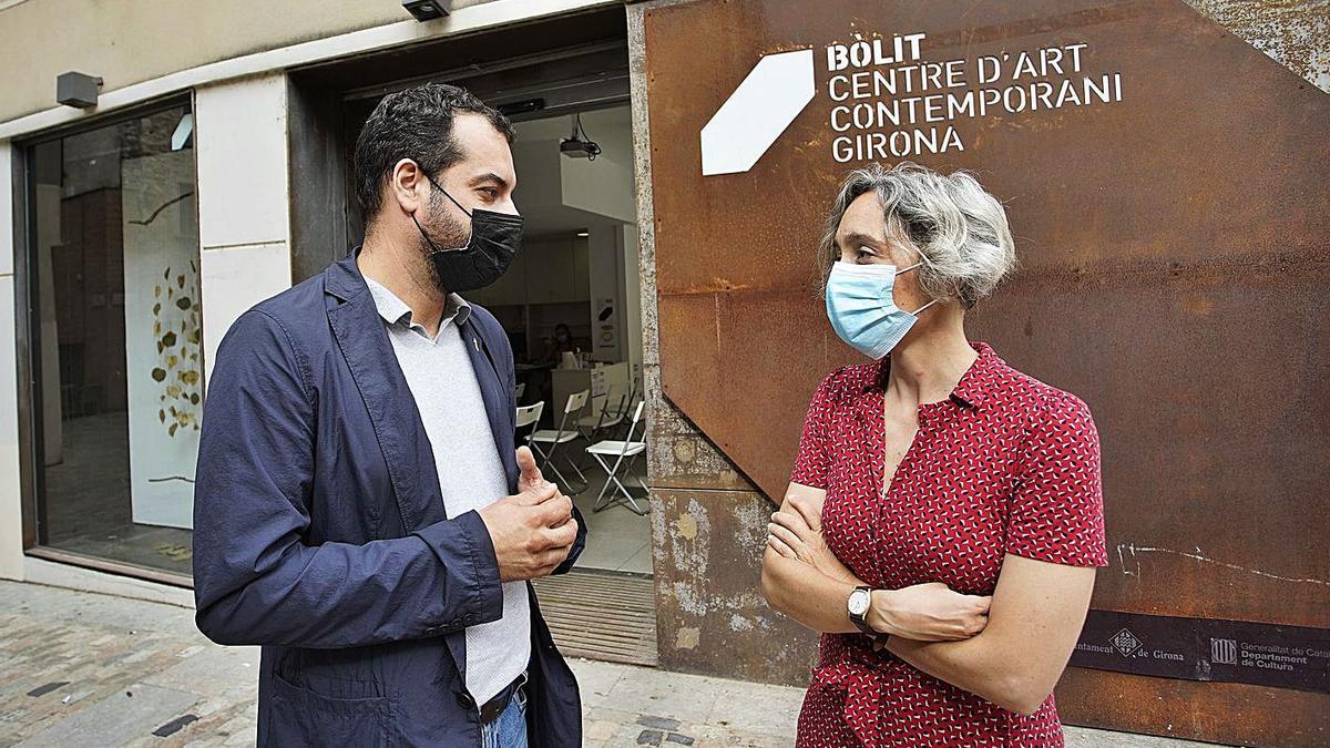 Quim Ayats i Ingrid Guardiola a l’exterior del Bòlit de Pou Rodó.