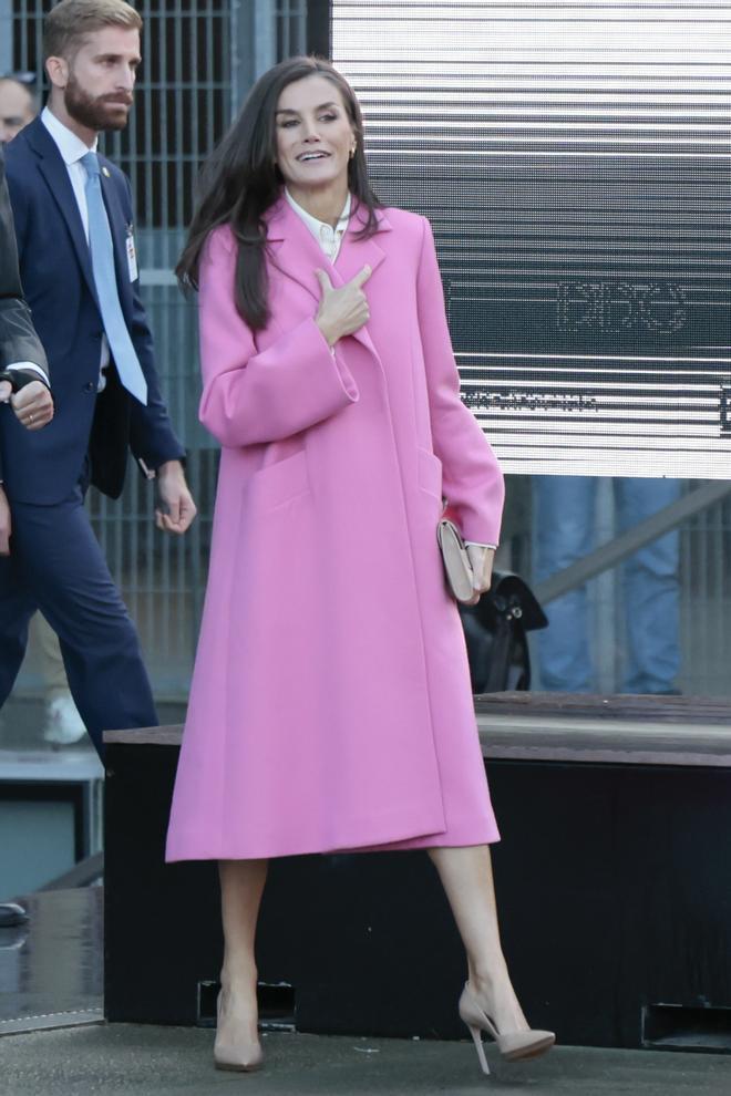 La reina Letizia con abrigo rosa de Carolina Herrera.