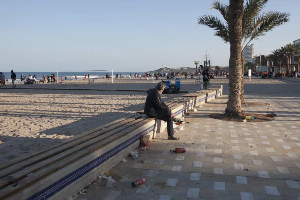 El macrobotellón de Santa Faz deja en la playa miles de kilos de basura