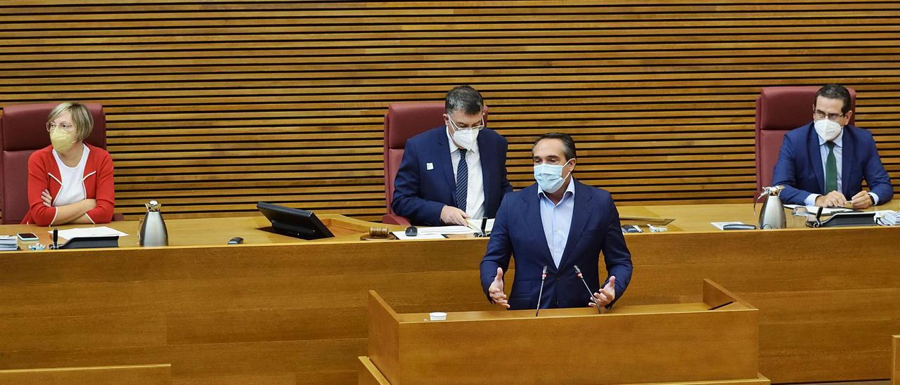 El diputado Rubén Ibáñez, del grupo popular, defiende en las Cortes la propuesta de resolución sobre infrafinanciación apoyada por todo el Parlamento excepto Vox. |
