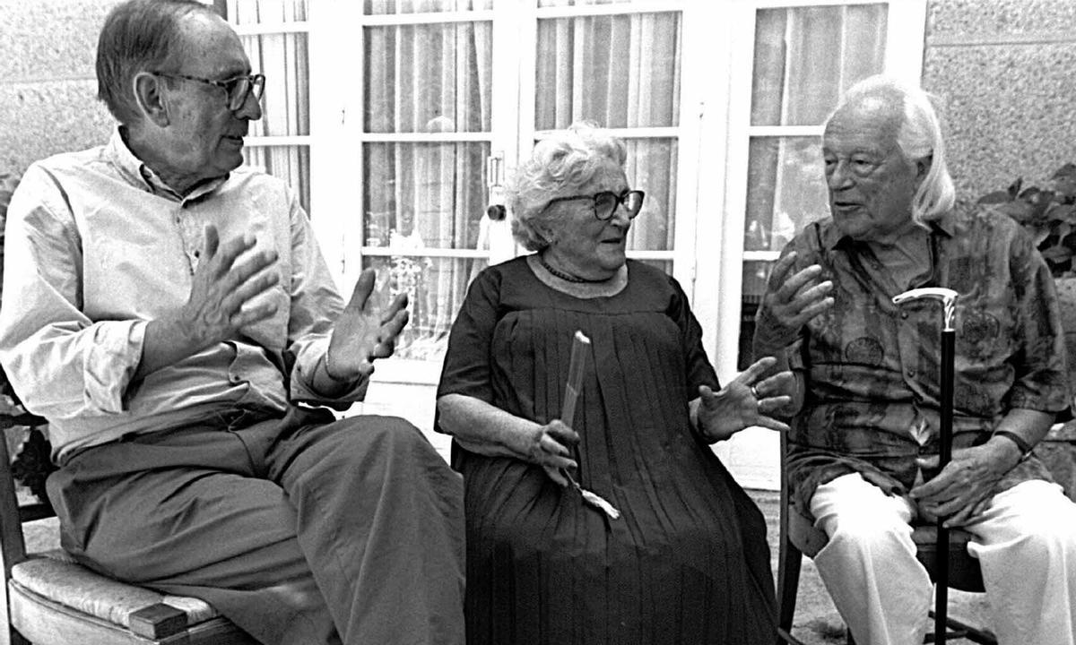Rosa Chacel, entre Miguel Delibes y Rafael Alberti.