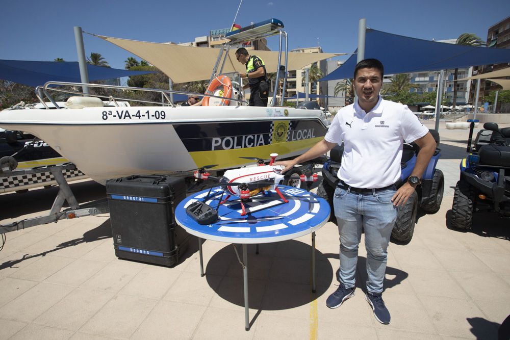 Sagunt coloca sus banderas de calidad en la playa del Port y presenta el dispositivo playa.