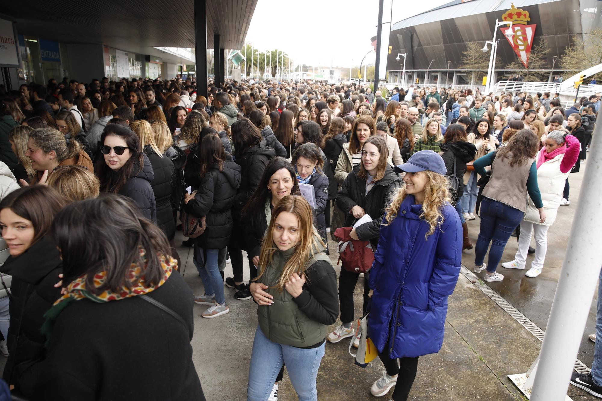 Miles de personas participan en la macrooposición de la sanidad pública asturiana.